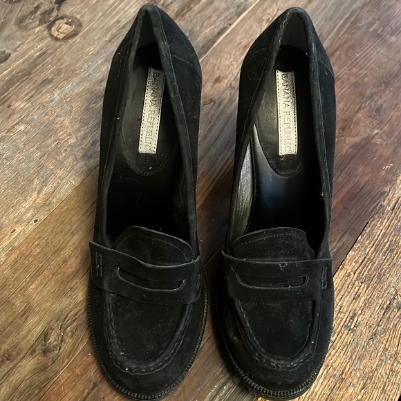 Banana Republic heeled loafer in black suede - Picture 1 of 6
